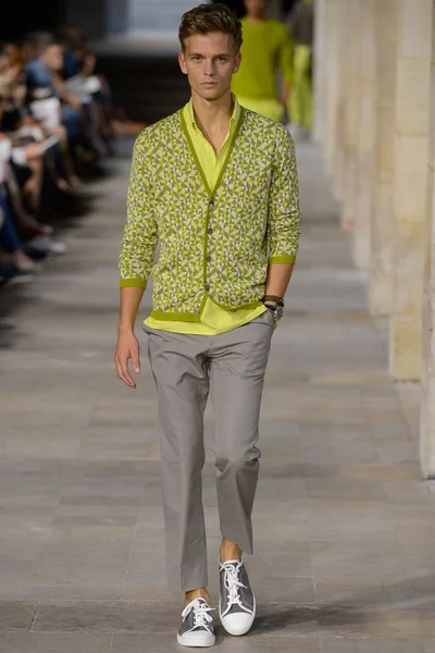 Look 16